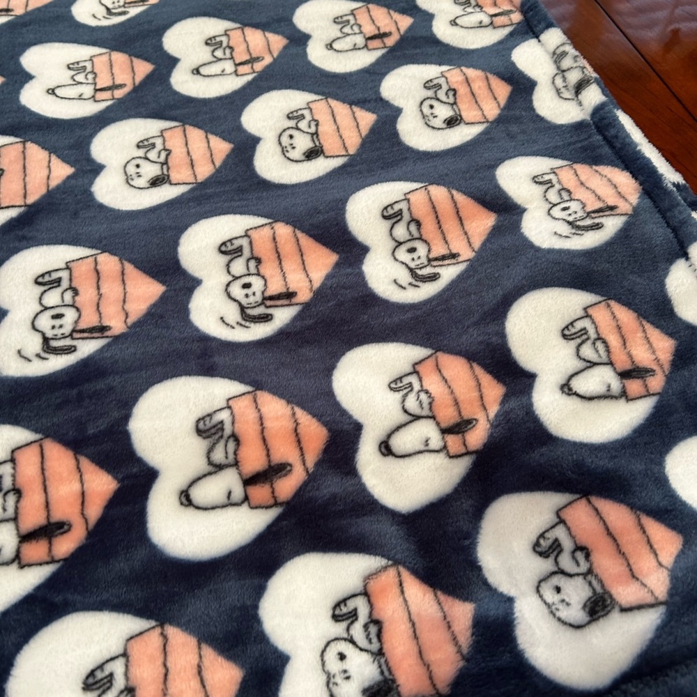 Berkshire Peanuts Valentine’s Lazy Snoopy Hearts Blanket - Picture 2 of 6